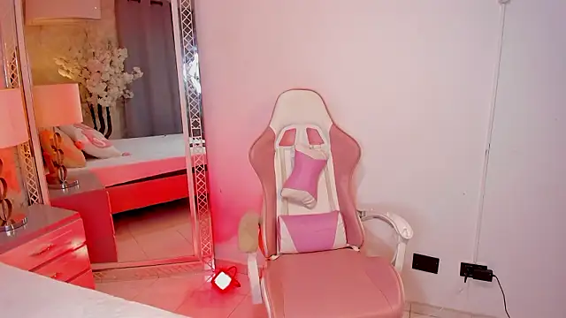 Snapshot of YazminJenner chatting on 03.11.26 YazminJenner online show from 03.11.26