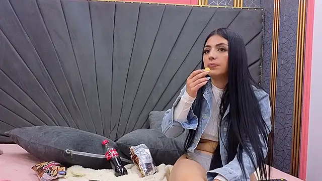 Snapshot of Julieta-Horny- chatting on 03.28.26 Julieta-Horny- online show from 03.28.26