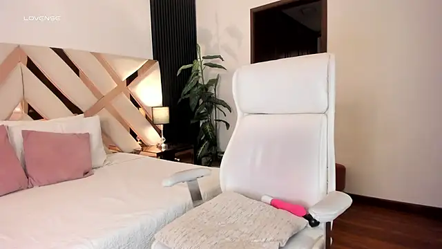 Snapshot of missthailand_ chatting on 04.14.26 missthailand online show from 04.14.26