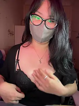 Snapshot of HaleyKin chatting on 05.18.26 HaleyKin online show from 05.18.26