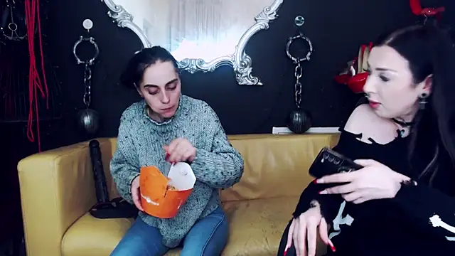 Snapshot of GoddessGeo chatting on 01.04.25 GoddessGeo online show from 01.04.25