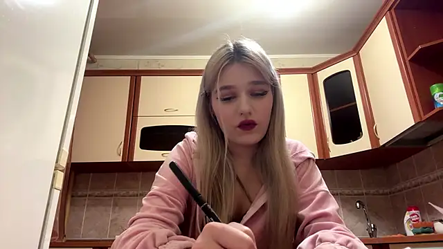 MiaBerlateen online show from 02.13.26