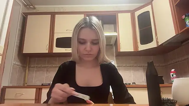 MiaBerlateen online show from 02.24.26