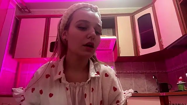 MiaBerlateen online show from 02.25.26