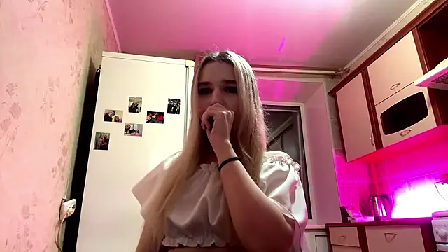 MiaBerlateen online show from 03.10.26