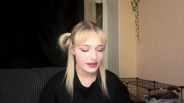 MiaBerlateen online show from 03.21.26