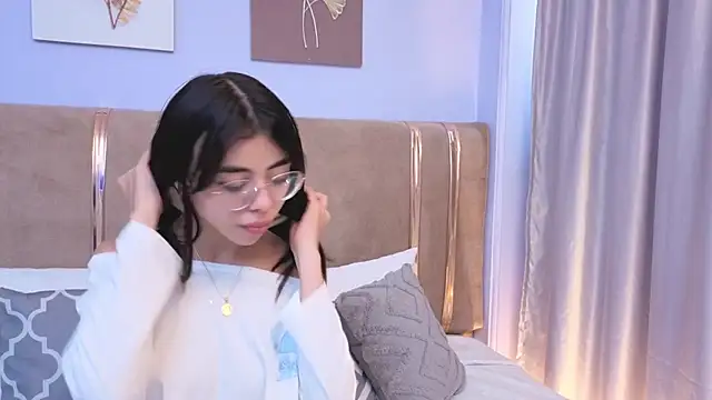 Mia Naive online show from 06.19.26