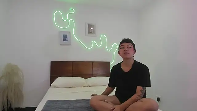 Snapshot of hardcoreheat_ind chatting on 02.13.26 hardcoreheat ind online show from 02.13.26