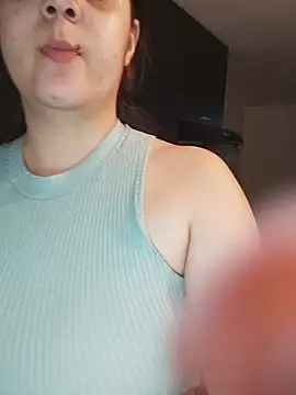 Snapshot of its_lauu_ chatting on 03.18.26 its lauu online show from 03.18.26