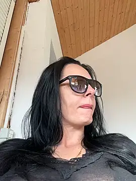 Snapshot of MiriamDelyn chatting on 04.19.26 MiriamDelyn online show from 04.19.26