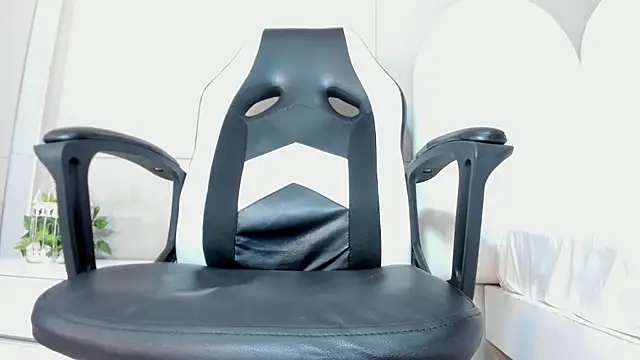 Snapshot of luna_bradley_ chatting on 03.24.26 luna bradley online show from 03.24.26