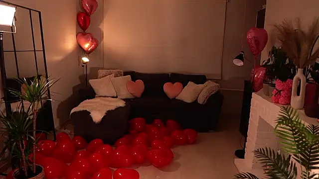 Snapshot of MissBlondz chatting on 02.15.26 MissBlondz online show from 02.15.26