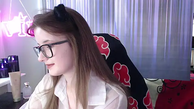 Snapshot of LunaXcherry chatting on 06.25.26 LunaXcherry online show from 06.25.26