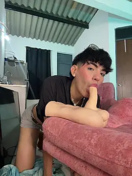 Snapshot of max_femboy chatting on 04.25.26 max femboy online show from 04.25.26