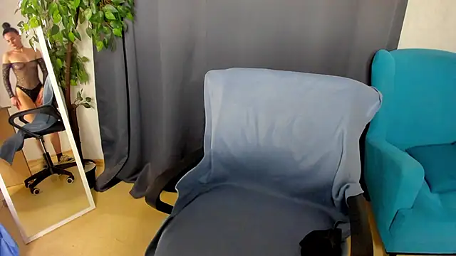 Snapshot of little__isabel chatting on 05.21.26 little isabel online show from 05.21.26