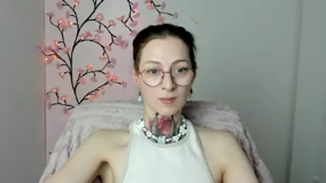Esmi Winter online show from 05.06.26
