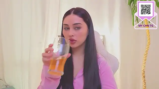 Snapshot of Sofia_Plump chatting on 03.29.26 Sofia Plump online show from 03.29.26