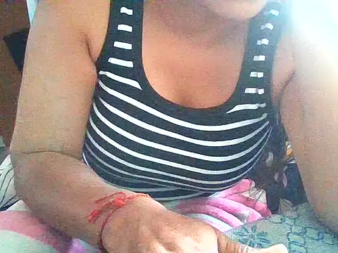 Snapshot of 02Hot-Queen chatting on 02.21.26 02Hot-Queen online show from 02.21.26