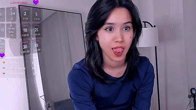 Snapshot of EmelinaGnas chatting on 03.27.26 EmelinaGnas online show from 03.27.26