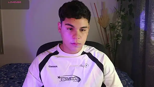 Snapshot of eithan_jonnes chatting on 03.08.26 eithan jonnes online show from 03.08.26