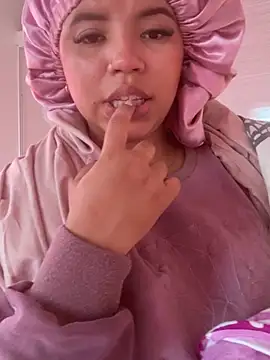 Snapshot of Lucy_strong1 chatting on 02.10.26 Lucy strong1 online show from 02.10.26