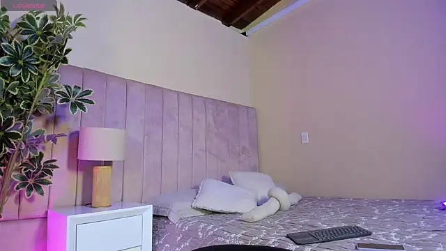 Snapshot of Ashley_Beaomunt chatting on 04.01.26 Ashley Beaomunt online show from 04.01.26