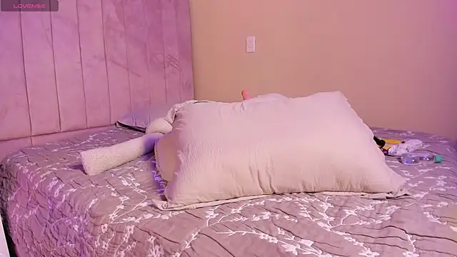 Snapshot of Ashley_Beaomunt chatting on 04.01.26 Ashley Beaomunt online show from 04.01.26