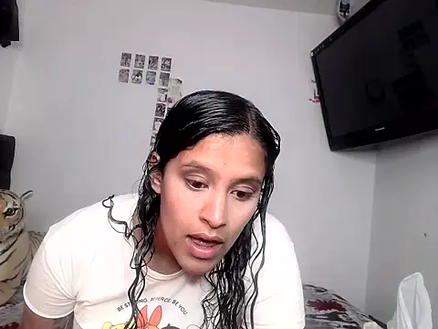 Snapshot of luna_E chatting on 02.17.26 luna E online show from 02.17.26