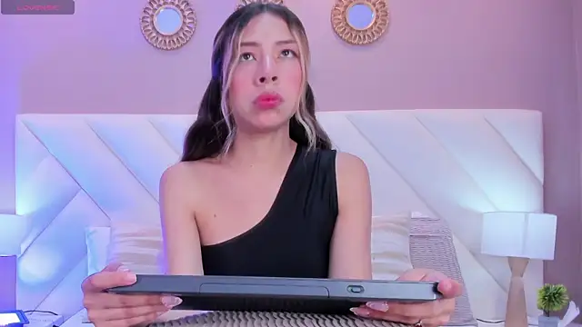 Snapshot of ValeryGomezz chatting on 04.27.26 ValeryGomezz online show from 04.27.26