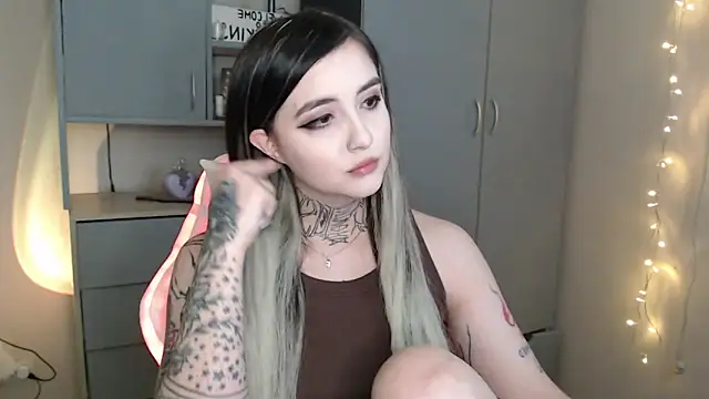 Snapshot of Rin_Tozier chatting on 02.14.26 Rin Tozier online show from 02.14.26