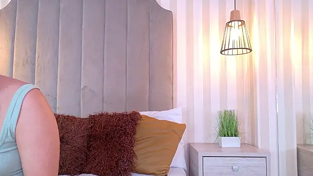 Hana Stone online show from 03.25.26