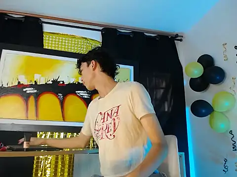 Snapshot of jullian_ricci chatting on 03.16.26 jullian ricci online show from 03.16.26