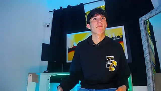 Snapshot of jullian_ricci chatting on 03.26.26 jullian ricci online show from 03.26.26