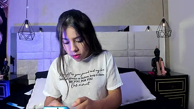 Snapshot of CloheBell chatting on 04.26.26 CloheBell online show from 04.26.26