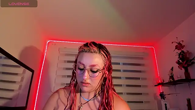 Snapshot of Emily_Jonesh chatting on 04.28.26 Emily Jonesh online show from 04.28.26