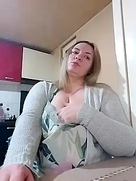 Snapshot of HotStepmommy4 chatting on 02.11.26 HotStepmommy4 online show from 02.11.26