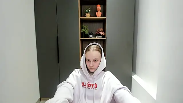 Snapshot of KirstinMcgeady chatting on 02.14.26 KirstinMcgeady online show from 02.14.26