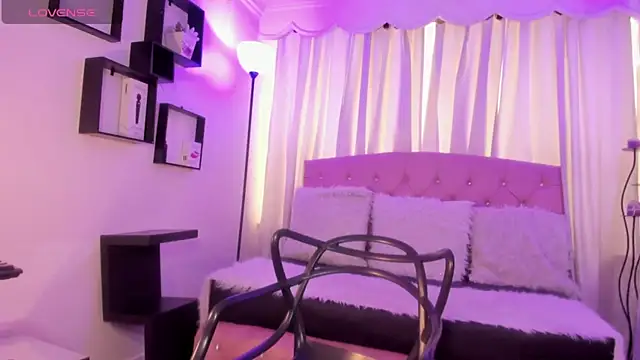 Aurora Ellis  online show from 04.28.26