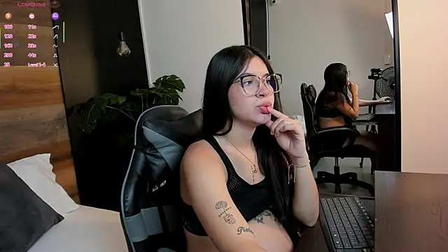 Snapshot of eva_swan_ chatting on 05.18.26 eva swan online show from 05.18.26