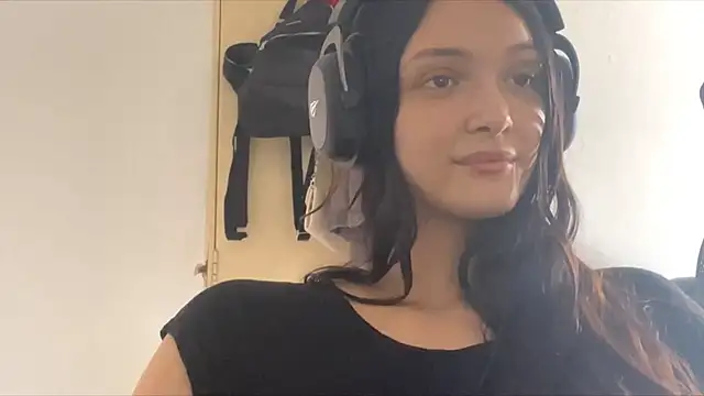 Snapshot of LourieRinghouse chatting on 02.14.26 LourieRinghouse online show from 02.14.26