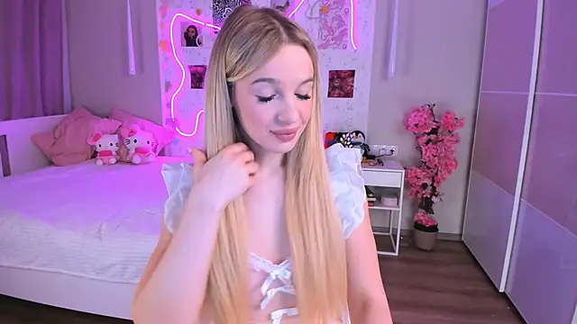 Snapshot of Ella_Lane chatting on 04.08.26 Ella Lane online show from 04.08.26