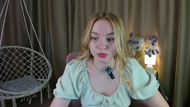 Snapshot of Linda__Bloom chatting on 06.25.26 Linda Bloom online show from 06.25.26