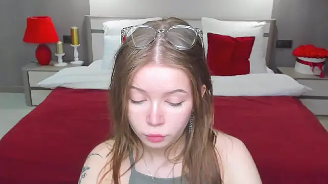 Snapshot of Violetta__Dreams chatting on 04.25.26 Violetta Dreams online show from 04.25.26