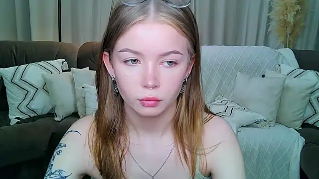 Snapshot of Violetta__Dreams chatting on 05.16.26 Violetta Dreams online show from 05.16.26