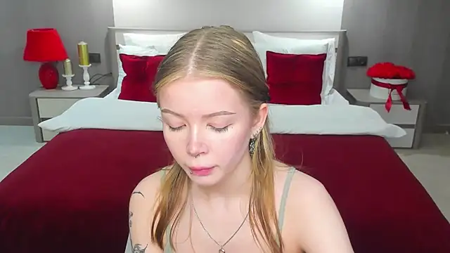 Snapshot of Violetta__Dreams chatting on 05.21.26 Violetta Dreams online show from 05.21.26