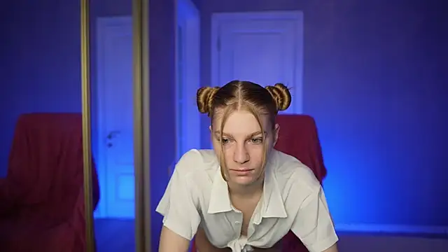 Snapshot of AlisMil chatting on 04.02.26 AlisMil online show from 04.02.26