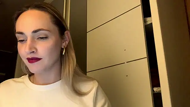 Snapshot of AmelieHot chatting on 02.13.26 AmelieHot online show from 02.13.26