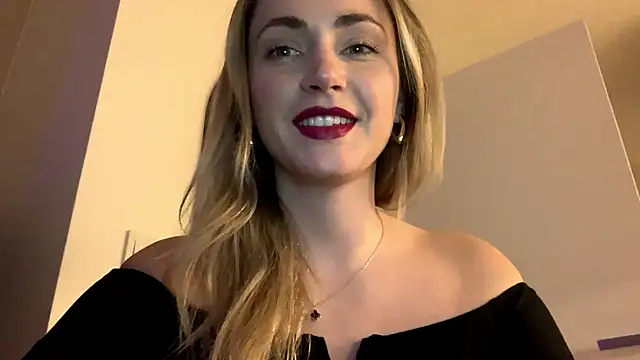 Snapshot of AmelieHot chatting on 02.18.26 AmelieHot online show from 02.18.26