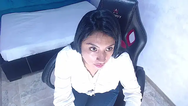 Snapshot of abril_castanocm chatting on 02.17.26 abril castanocm online show from 02.17.26