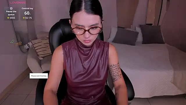 Snapshot of JulietteMoreau chatting on 04.26.26 JulietteMoreau online show from 04.26.26